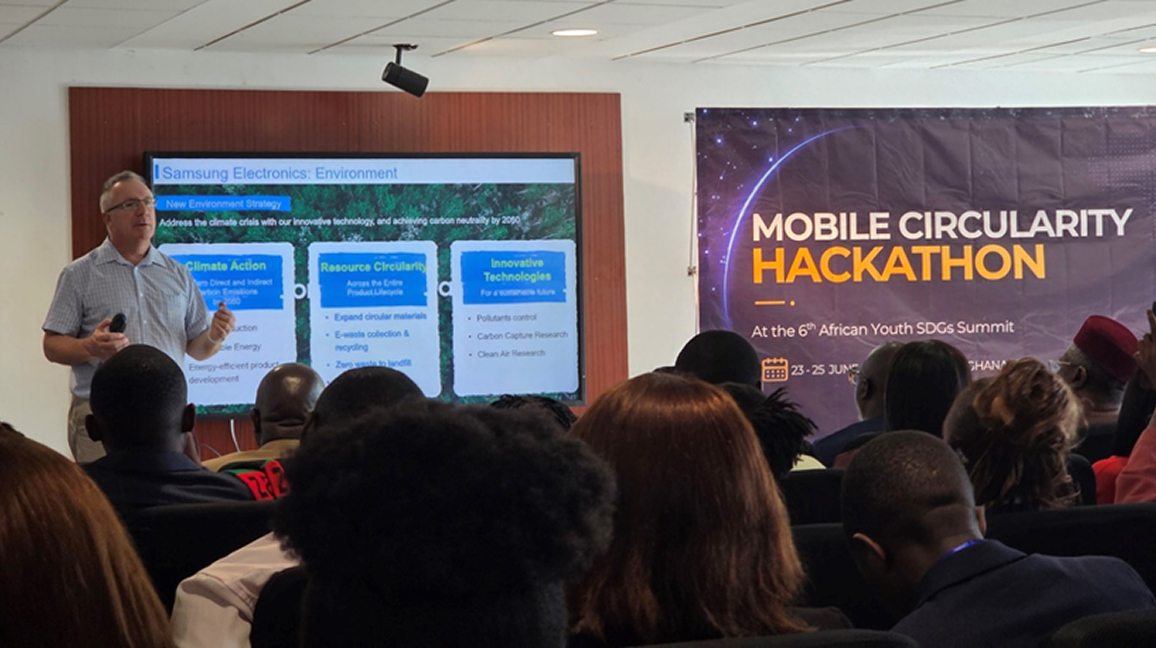 Andre Venter of Samsung Electronics’ Africa Office leads a masterclass with participants.