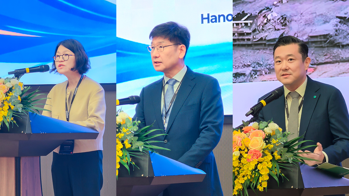 Soojin Kim, Head of the Corporate Sustainability Center at Samsung Electronics, Kihong Na, President of Samsung Vietnam, and Juhern Kim, Country Representative of GGGI Vietnam, deliver remarks.