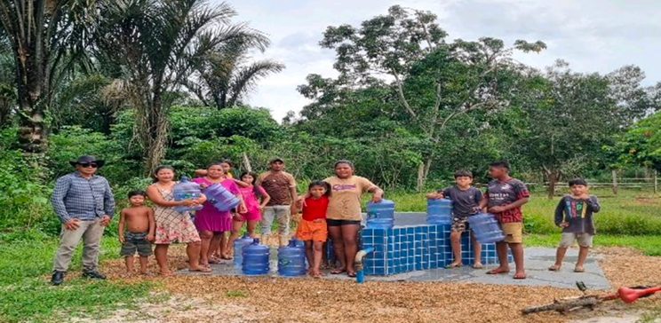 Local residents pose for a group photo at a water replenishment facility site.