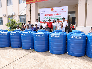 빗물 저장시설 전달 기념행사에서, 기념 촬영을 하는 참석자들의 모습