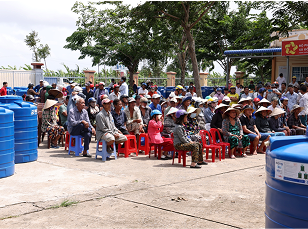 빗물 저장시설 전달 기념행사에서, 행사를 지켜 보는 주민들의 모습