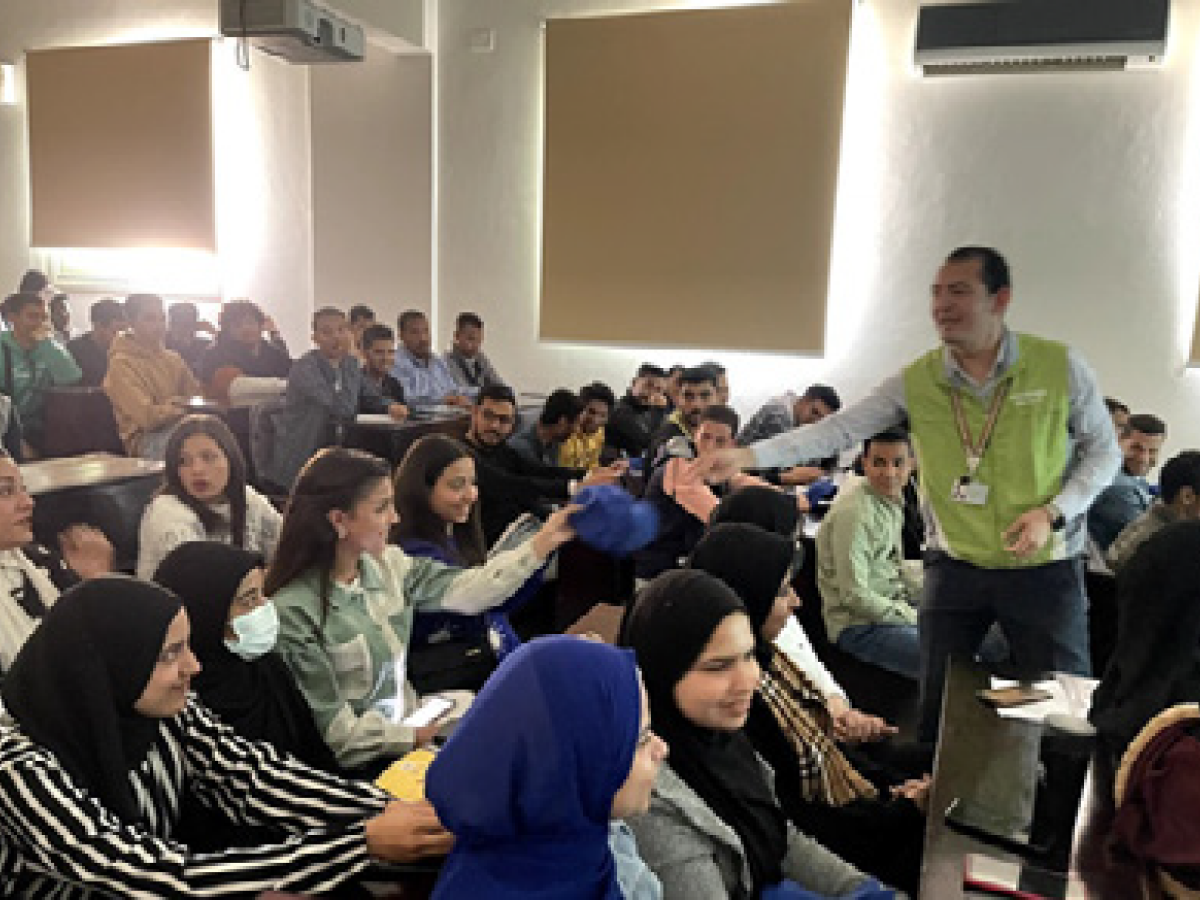 다양한 인원들이 모여 강의를 듣고 있는 모습