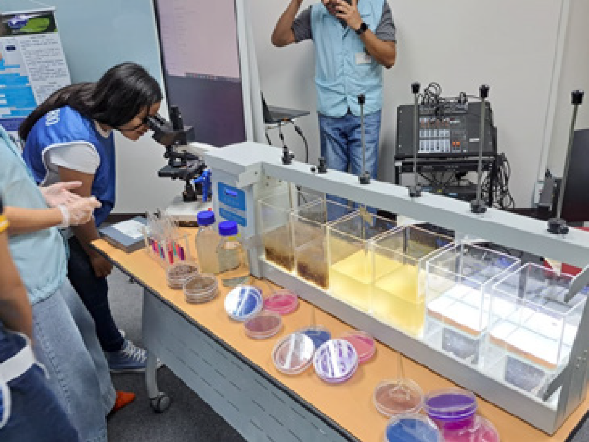 현미경을 통해 물을 자세히 관찰하고 있는 모습