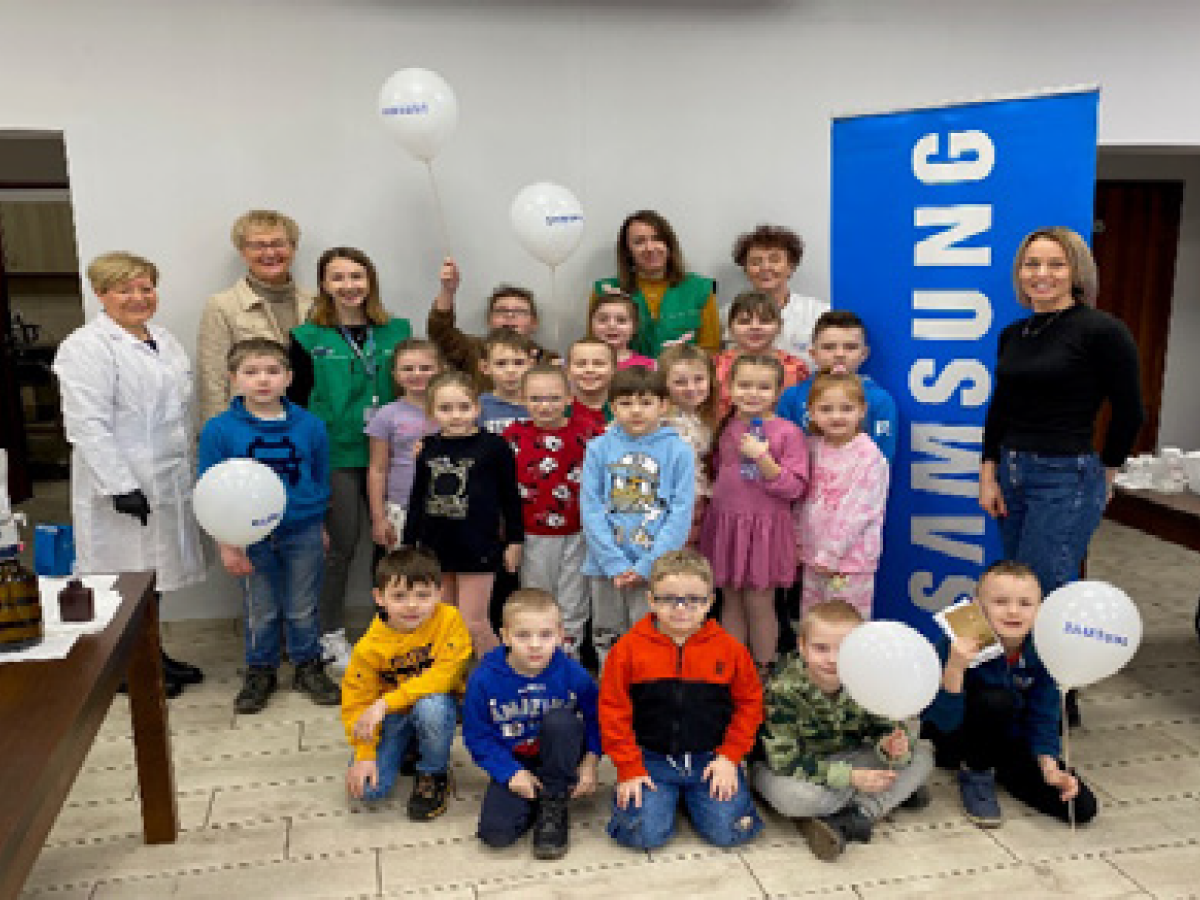 물 위생 교육 후 어린이들과의 단체 사진 촬영을 위해 모여 있는 모습