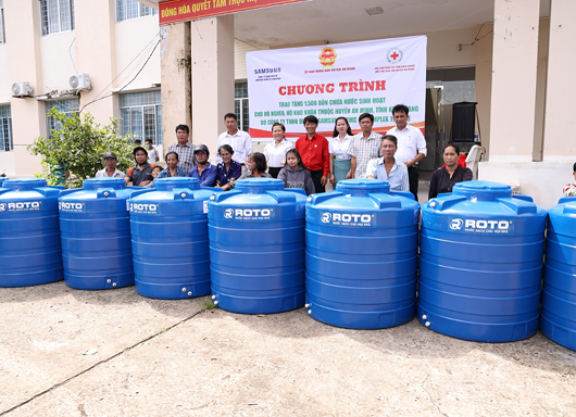 빗물 저장시설 전달 기념행사에서, 기념 촬영을 하는 참석자들의 모습