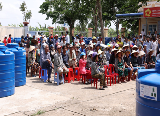 빗물 저장시설 전달 기념행사에서, 행사를 지켜 보는 주민들의 모습